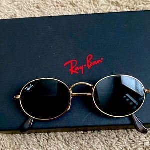 Black oval raybans